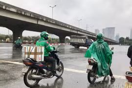 Lái xe công nghệ, 'shipper' chật vật mưu sinh giữa đại dịch Covid-19