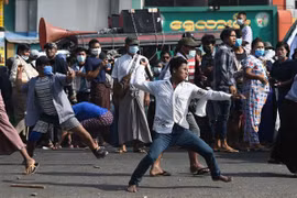 Myanmar: Quân đội tấn công người biểu tình chống đảo chính