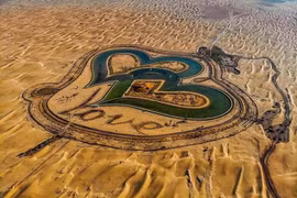 Hồ tình yêu tuyệt đẹp giữa sa mạc ở Dubai