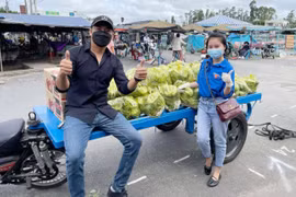 Diễn viên Minh Luân giải cứu ba tấn ngô giúp người dân Đồng Tháp