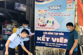 Bắt quả tang một cơ sở kinh doanh bày bán bánh trung thu Trung Quốc nhập lậu