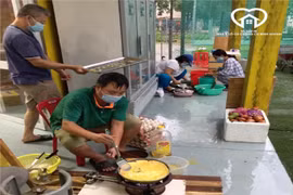 "Bếp từ thiện nhà B": Nửa đêm vẫn có cụ già gõ cửa, cầm chai nước mắm và 5kg gạo ủng hộ...