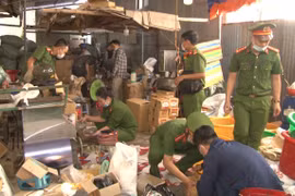 Phát hiện xưởng làm phụ tùng xe máy giả nhãn mác các thương hiệu lớn