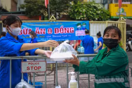 Ấm lòng những suất cơm từ "bữa ăn 0 đồng" giúp các hoàn cảnh khó khăn