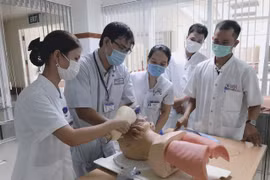 Bệnh viện Trung ương Huế cử thêm 300 cán bộ vào TP. HCM chống dịch Covid-19