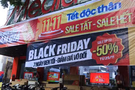 Black Friday: Phố mua sắm vẫn vắng khách dù "sale off chạm đáy"