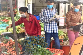 TP. HCM: Người dân mua đồ cúng “tết sâu bọ”, gửi gắm nguyện vọng diệt Covid-19