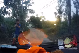 Quảng Nam: Làm rõ clip người đàn ông chặn đầu ô tô, dùng súng dọa bắn tài xế