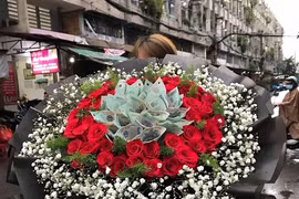 Những bó hoa “độc, lạ” trong ngày Phụ nữ Việt Nam