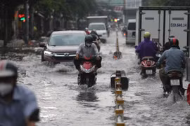 TP. HCM: Người dân khổ sở vì đường sá ngập sâu sau cơn mưa dài hơn nửa tiếng