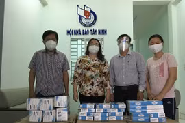 Hội Nhà báo tỉnh Tây Ninh trao tặng 10.000 khẩu trang y tế cho 4 cơ quan báo chí trên địa bàn