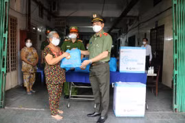 Công an TP. HCM nỗ lực sát cánh "lúc dân cần, dân khó, có công an"