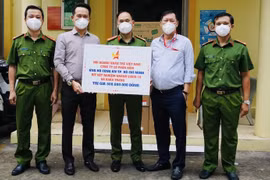 Hội Doanh nhân trẻ Việt Nam tặng kít xét nghiệm nhanh và khẩu trang cho Công an TPHCM