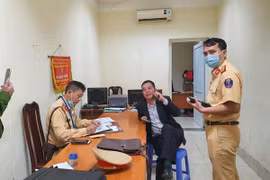 Hà Nội: Lái xe ghì cổ, tát CSGT ở Thanh Xuân là quân nhân