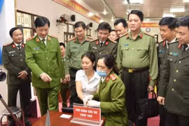 Thứ trưởng Bộ Công an kiểm tra việc cấp căn cước công dân gắn chip điện tử tại Phú Thọ