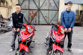 Bắt tạm giam 2 đối tượng sử dụng súng tự chế bắn vào nhà người khác để trả thù