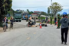 Hai xe máy đấu đầu trên QL.12, 3 người thương vong
