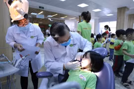 Khoa răng hàm mặt Trường Đại học Kinh doanh và Công nghệ Hà Nội khám, tư vấn miễn phí răng miệng