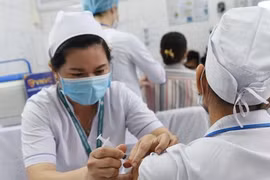 TP. HCM: Bắt đầu tiêm vắc xin Covid-19 cho 8.000 nhân viên chống dịch