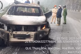 Hòa Bình: Xe bán tải bốc cháy trên quốc lộ 6