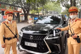 Hà Nội: Phát hiện xe sang đeo biển của xe khác
