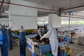 Thứ trưởng Nguyễn Trường Sơn: Cần quan tâm hơn tới đội ngũ thầy thuốc ở tâm dịch