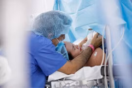 Ca sĩ Võ Hạ Trâm sinh con đầu lòng cho chồng Ấn Độ