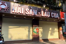 Sau một ngày chỉ được bán mang về, nhiều nhà hàng tại Hà Nội than thở khách giảm sâu