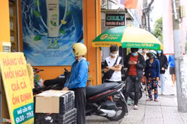 Đổ xô đến các siêu thị mua thực phẩm, người dân TP.HCM phải lấy phiếu, xếp hàng