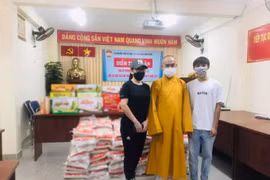 Hồ Văn Cường cùng Phi Nhung đi làm từ thiện