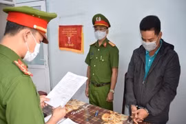 Bắt tạm giam công chứng viên làm giả hợp đồng chuyển nhượng quyền sử dụng đất để lừa đảo
