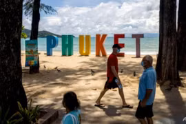 Thái Lan mở cửa Phuket cho khách du lịch đã tiêm vaccine Covid