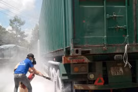 CSGT hỗ trợ cứu hỏa chiếc xe container cháy lốp do trời nắng nóng