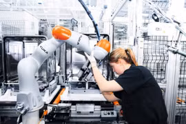 Công nghiệp 4.0 thúc đẩy phát triển robot sản xuất thế hệ mới
