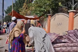 Dân Afghanistan bán đồ đạc trong nhà vì khan hiếm tiền mặt, khủng hoảng rình rập