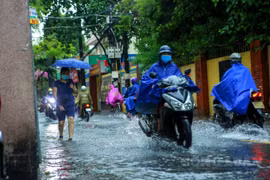 Hà Nội: Mưa lớn vào đầu giờ sáng, người dân di chuyển khó khăn