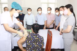 80 tình nguyện viên được tiêm mũi 2 vaccine Covid-19 COVIVAC