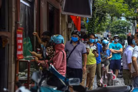 Hà Nội: Để khách xếp hàng không đúng "5K", cơ sở bánh trung thu Bảo Phương bị nhắc nhở