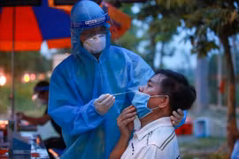 Lái xe vận chuyển hàng hoá tăng, Hà Nội thêm điểm test nhanh kháng nguyên Covid-19