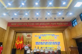 Hà Nội: Quận Ba Đình trao tặng 165 bộ thiết bị học tập trực tuyến cho học sinh khó khăn