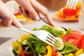F0 điều trị tại nhà cần ăn uống thế nào để giảm biến chứng nặng?