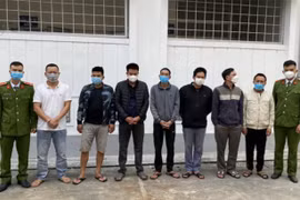Lợi dụng địa hình đồi núi, nhóm cờ bạc bơi thuyền qua đập để đánh “xóc đĩa”