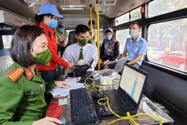 Hà Nội: Cấp căn cước công dân gắn chíp lưu động trên xe buýt