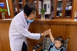 Cháu bé rơi từ tầng 13 chung cư đã được xuất viện