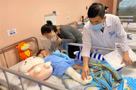 Hôm nay 5/3, bé gái 2 tuổi rơi từ tầng 13 chung cư sẽ ra viện
