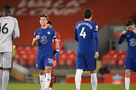 Hạ gục đối thủ Anfield, CLB Chelsea trở lại top 4
