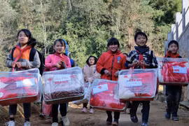 Báo Tuổi Trẻ mang chăn ấm đến với các em nhỏ vùng cao huyện Si Mai Cai, Lào Cai