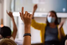 Phát hiện một giáo viên chưa tiêm chủng lây nhiễm cho một nửa số học sinh