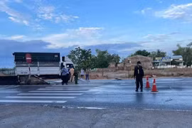 Quảng Nam: Xe tải tông vào dải phân cách trên quốc lộ 1A, khiến 2 người tử vong