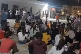 Hàng trăm công nhân tụ tập ca hát ngay tại nơi cách ly y tế tập trung